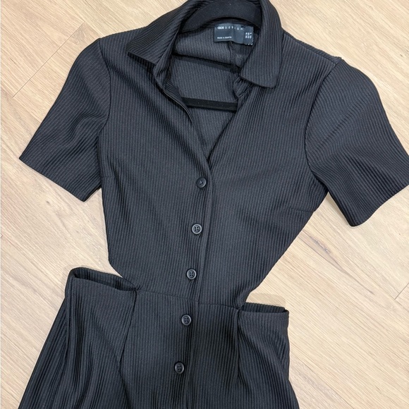 Chic Black Button-Up Jumpsuit - Picture 2 of 4